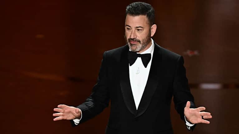 Jimmy Kimmel seisoo lavalla juontamassa Oscal-gaalaa.
