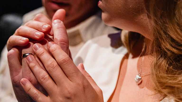 Armi Aavikkoa näyttelevä Milla Kuikka ja Dannya näyttelevä Jukka Peltola istuvat vierekkäin ja käsi kädessä.