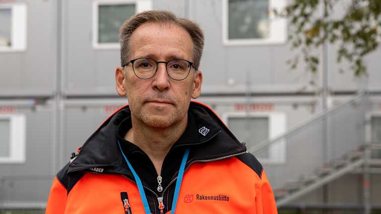 Rakennusliiton vanhempi asiantuntija Markus Ainasoja Tiktokin datakeskuksen työmaan parakkialueella Kouvolassa.