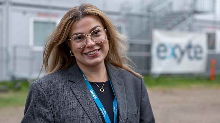Exyten elite compliance manager Mira Odonoghue Tiktokin datakeskuksen työmaan parakkialueella Kouvolassa.