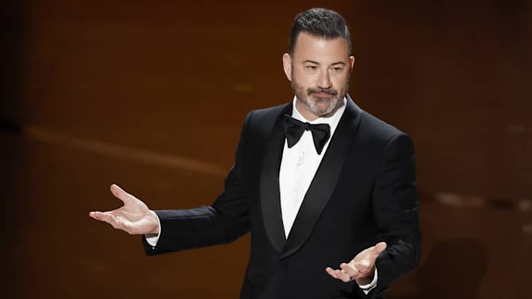Jimmy Kimmel lavalla smokissa.