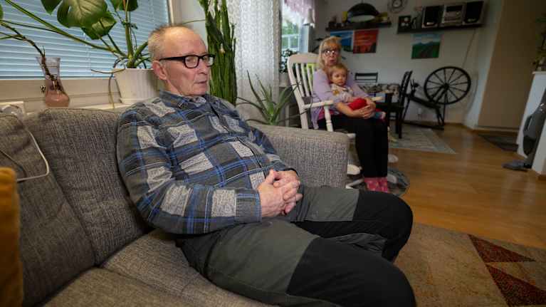 Harri Rautiainen, Aune Hyttinen ja heidän lapsenlapsensa asunnossaan Rovaniemellä.