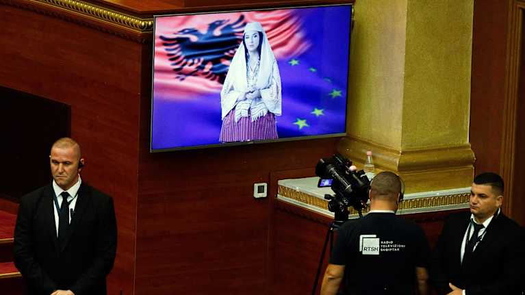 Tekoälyministeri Diella näytöllä parlamentin istunnossa.