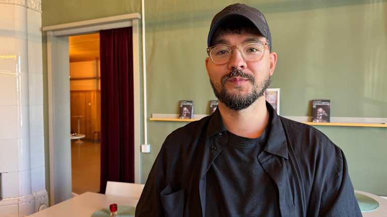 Joel Härkönen ohjaa Kajaanin kaupunginteatterin kantaesityksen Armi Aavikko – siinä välissä olin elossa.