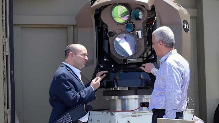 Rafael Advanced Defense Systemsin johtaja Yoav Har Even esittelee Iron Beam -asetta pääministeri Naftali Bennettille toukokuussa 2022.