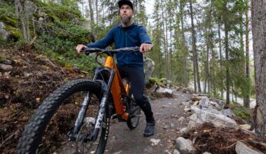 Maastopyöräreittien rakentaminen Lappiin on hidasta hommaa – kivistä maastoa muokataan pienillä kaivureilla | Lappi