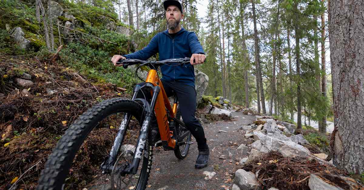 Maastopyöräreittien rakentaminen Lappiin on hidasta hommaa – kivistä maastoa muokataan pienillä kaivureilla | Lappi