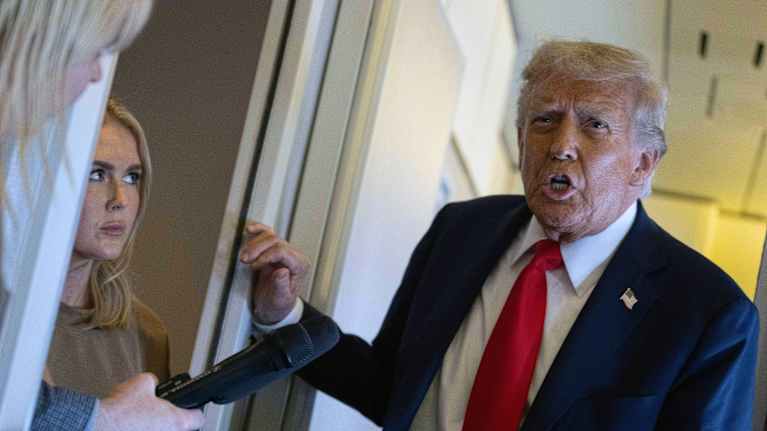 Donald Trump puhuu toimittajille Air Force Onessa matkalla Britannian vierailultaan.