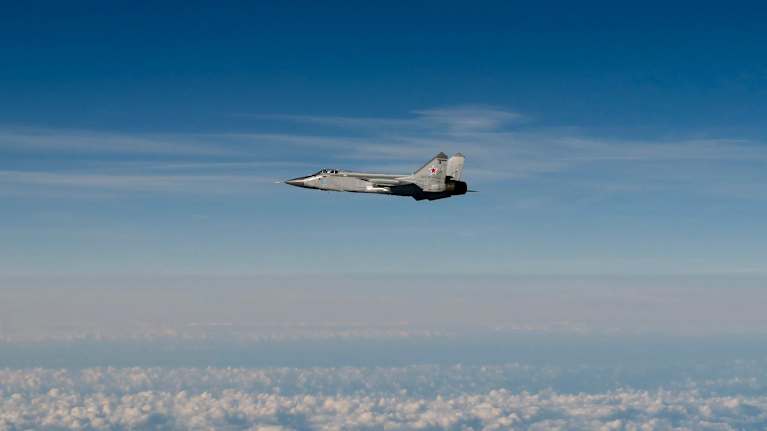 Venäläinen MiG-31 -hävittäjä Suomenlahden yllä.