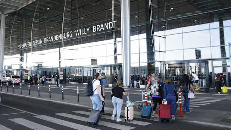 Matkustajia saapumassa Berliinin Brandenburgin Willy Brandtin lentoasemalle.