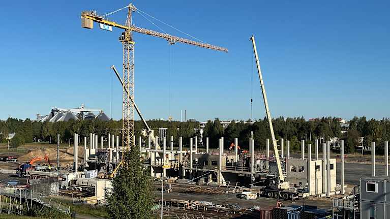 Heinäpään uutta jalkapallostadionia rakennetaan. Kuvassa näkyy nostureita ja keskeneräisiä rakennelmia.