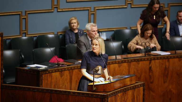 Valtiovarainministeri Riikka Purra puhujapöntössä.