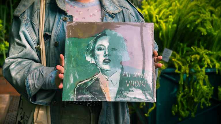 Aili Järvelä pitää kädessään Vuori-albumiaan.