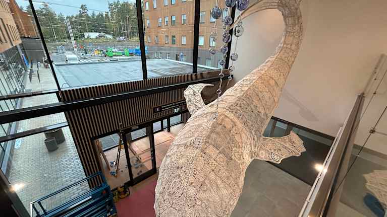 Pitsistä virkattu valas, teoksen nimi on Baby Whale.