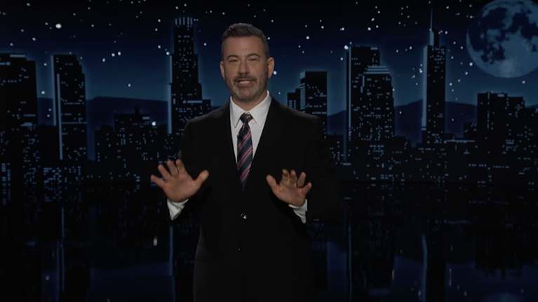 Jimmy Kimmel seisoo tv-studiolla.