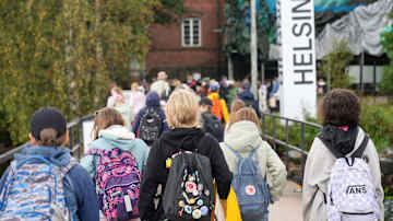 Viidesluokkalaisia menossa Vallisaareen Helsinki Biennaaliin.