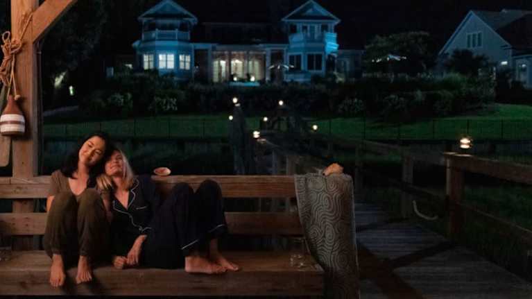 Jackie Chung (Laurel) ja Rachel Blanchard (Susannah) nojaavat toisiinsa iltahämärässä ulkona penkillä.