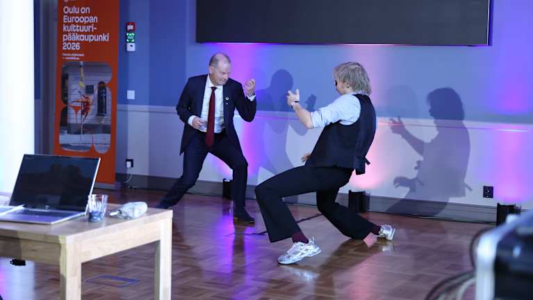 Oulun budjetti-info alkoi vauhdikkaasti, kun ilmakitaran maailmanmestari Aapo Rautio ja kaupunginjohtaja Ari Alatossava irroittelivat valtuustosalissa.