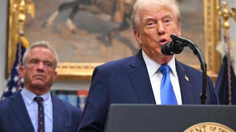Presidentti Donald Trump vierellään terveysministeri Robert F. Kennedy Jr. 