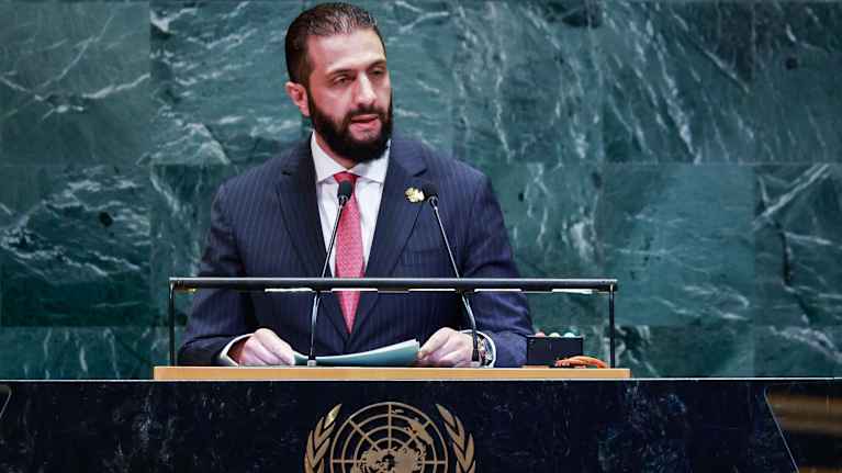 Syyrian presidentti Ahmad al-Šaraa puhumassa YK:ssa.