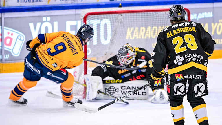 Kärppien maalivahti venyy torjuntaan Liigan ottelussa.