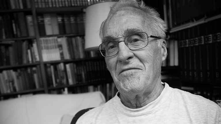 Elokuvaohjaaja ja käsikirjoittaja Kari Uusitalo mustavalkoisessa kuvassa.