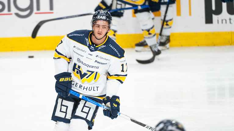 Isac Brännström luistelee alkuverryttelyssä.