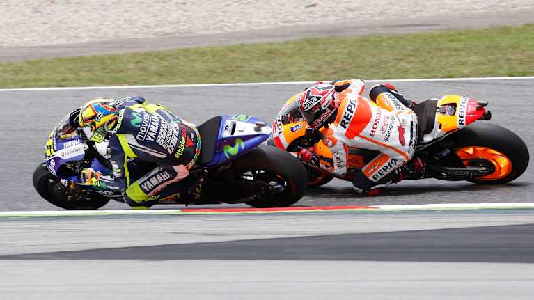 Valentino Rossi ja Marc Marquez kamppailevat.