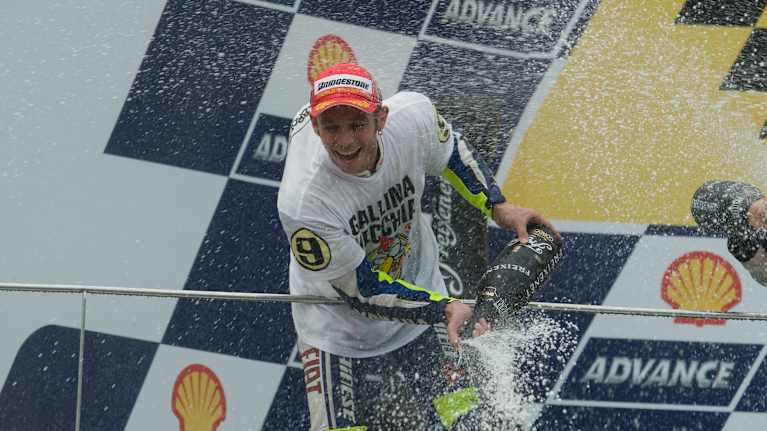Valentino Rossi ja Marc Marquez kamppailevat.