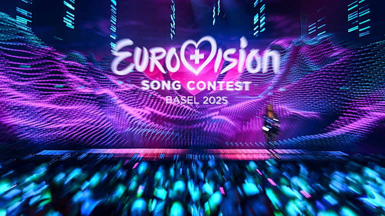 Euroviisulava, jonka edessä on ihmisiä.