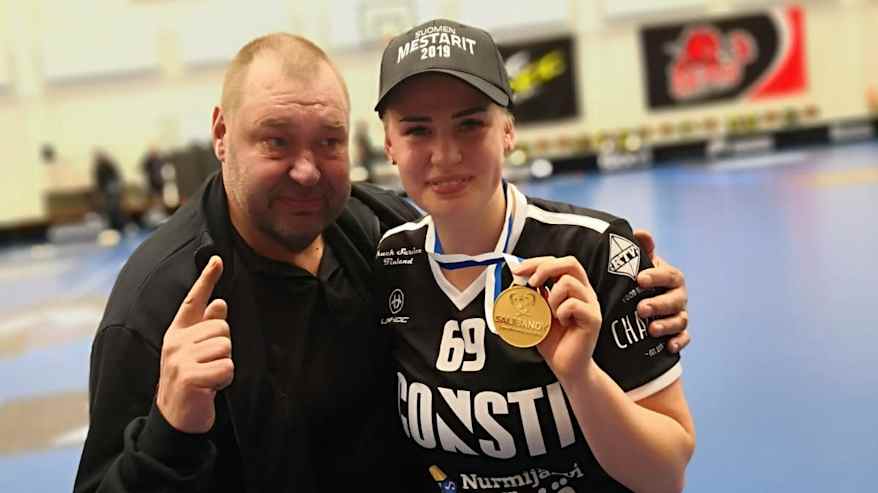 Ina Leminen juhli TPS:n Suomen mestaruutta isänsä seurassa vuonna 2019.