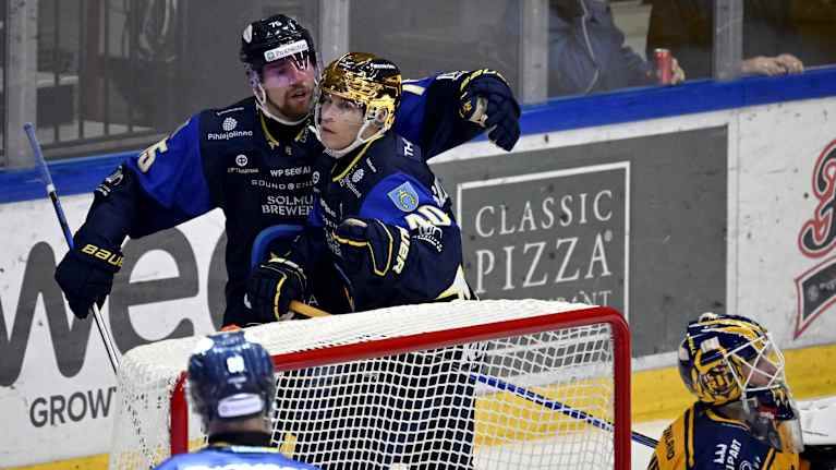 Kiekko-Espoos Santeri Virtanen (vänster) gratulerar Tomi Sallinen till 2–1-målet.
