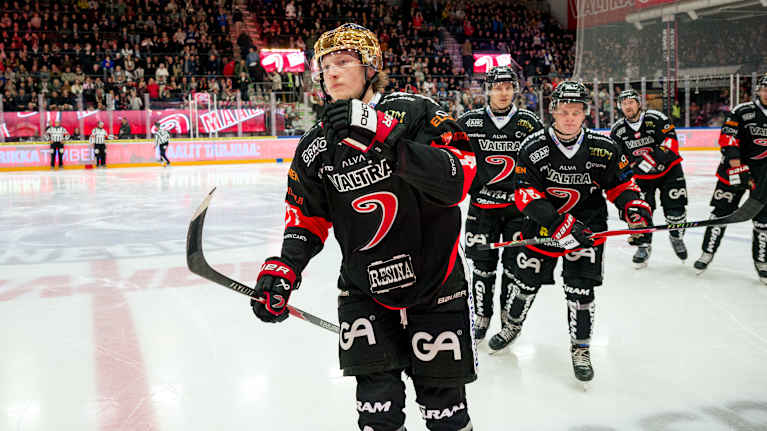 Leevi Tukiainen juhlii maaliaan.