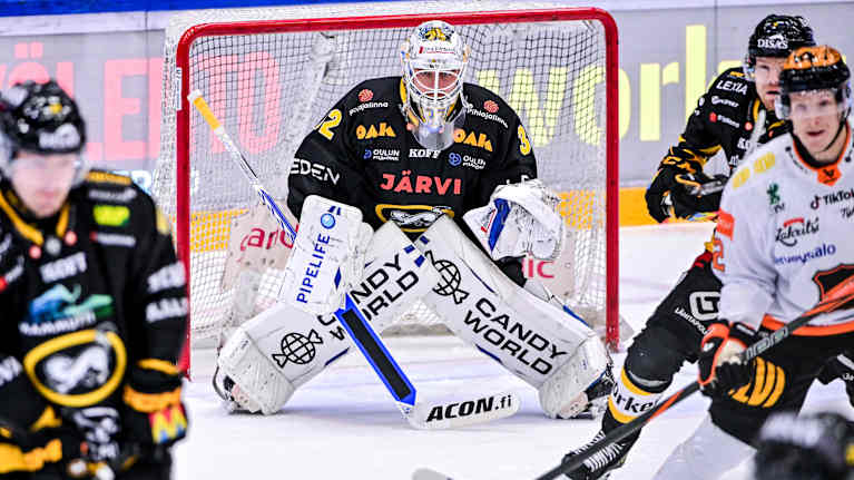  Felix Sandström odottaa laukausta.