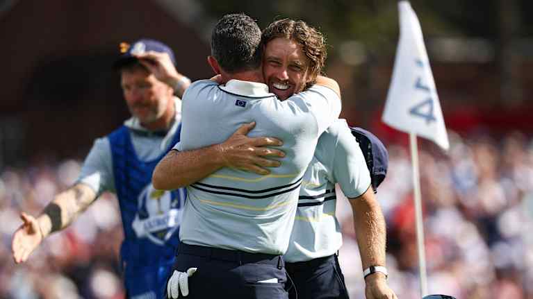 Tommy Fleetwood ja Rory McIlroy halaavat toisiaan.