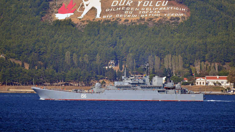 Ropucha-luokan venäläinen maihinnousualus kuvattuna Turkin vesillä.