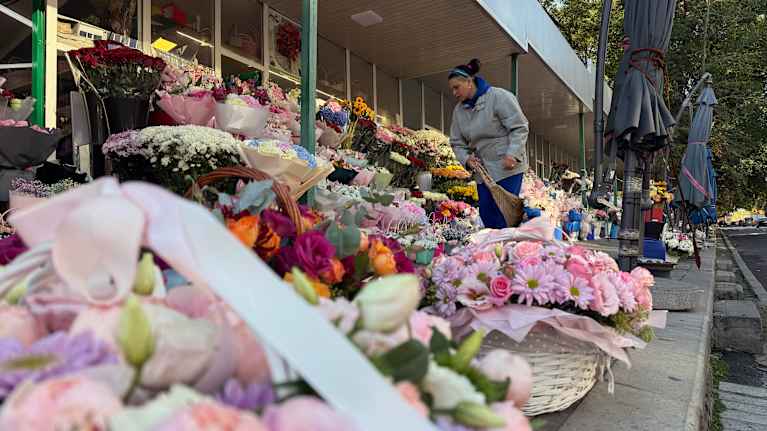 Kukkia myytävänä kadun varrella.