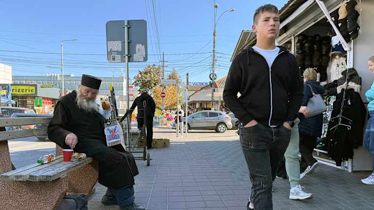 Ihmisiä kävelemässä kadulla.