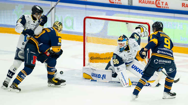 Kiekko-Espoo ja Lukko vastakkain. Jakob Stenqvist ja Mikael Ruohomaa eivät saa kiekkoa maaliin.