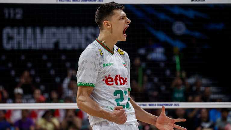 Bulgarian hakkuri Aleksandar Nikolov tuulettaa MM-välierässä.