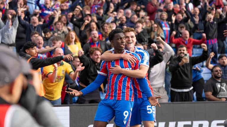 Crystal Palacen Eddie Nketiah ja Justin Devenny juhlivat Liverpoolin voittamista.