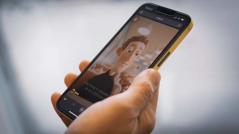 Tekoälyllä luotua some-sisältöä kännykän näytöllä.