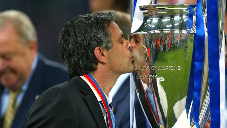 Jose Mourinho suukottaa Mestarien liigan voittopokaalia 2004 Porton päävalmentajana.