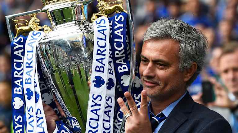 Jose Mourinho juhlii kolmatta Valioliigan mestaruuttaan.