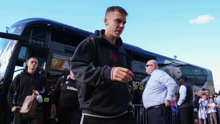 Oliver Antman saapumassa Rangersin otteluun.