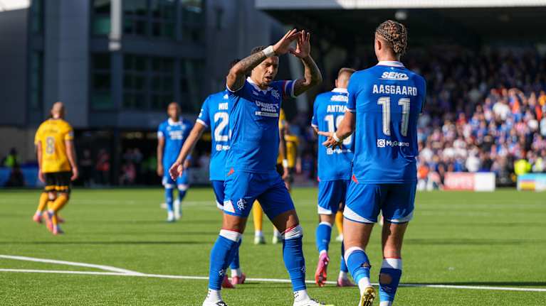 James Tavernier tuulettaa Rangersin maalia.