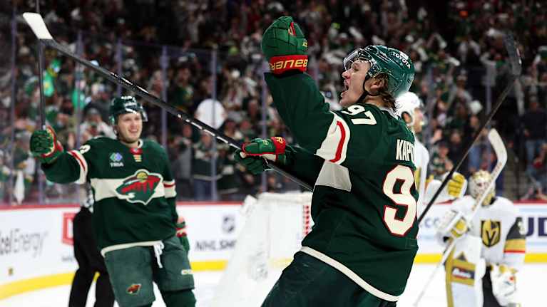 Kaprizov tuulettaa maalia.