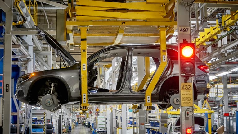 Auton runko liukuhihnalla.