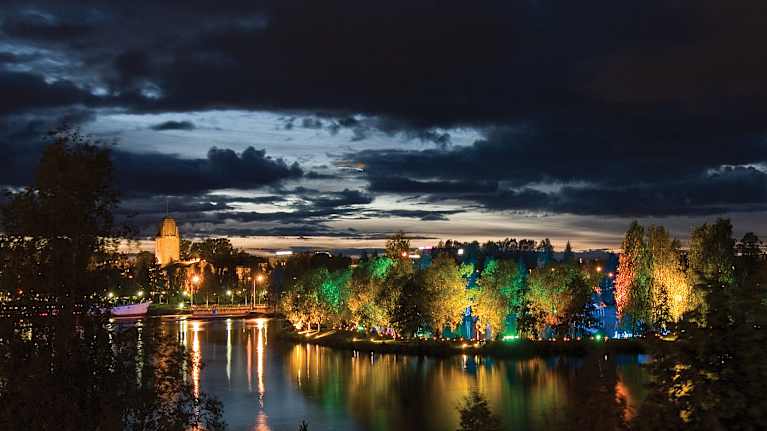 Syksyinen Ilosaari Joensuussa valotaiteilija Kari Kolan luomassa valotaideteoksessa 