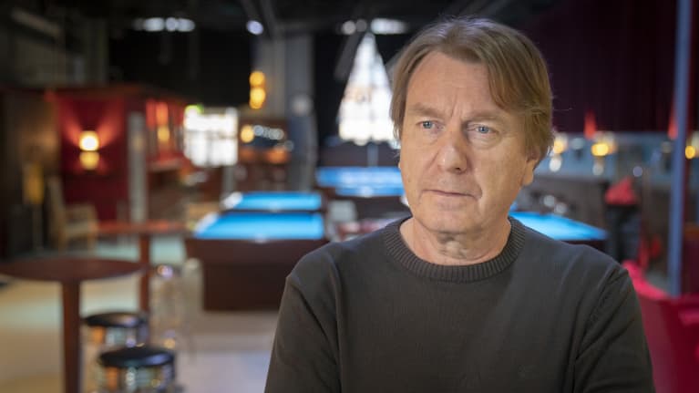 Mika Kaurismäki Corona Baarissa.